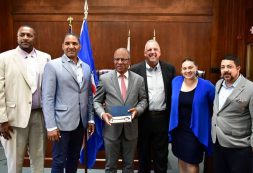 Visita do PM aos EUA: Ulisses Correia e Silva recebe as “Chaves da Cidade” de Pawtucket das mãos do Mayor Donald Grebien