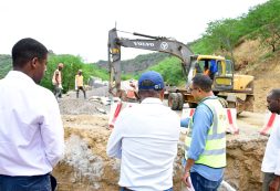 Primeiro Ministro acompanha no terreno obras de construção das estradas em Santiago Norte