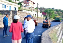 Primeiro Ministro visita Ribeira Grande e testemunha arranque obras de asfalto da estrada de Santana