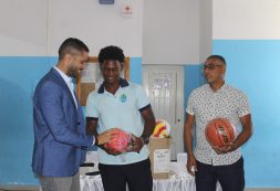 Ministro da Juventude e Desporto reforça apoio ao desporto escolar e incentiva participação dos jovens na Escola Secundária Constantino Semedo