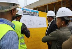 Ministro Jorge Figueiredo satisfeito com as obras do Centro de Saúde de Achada Monte (S. Miguel)